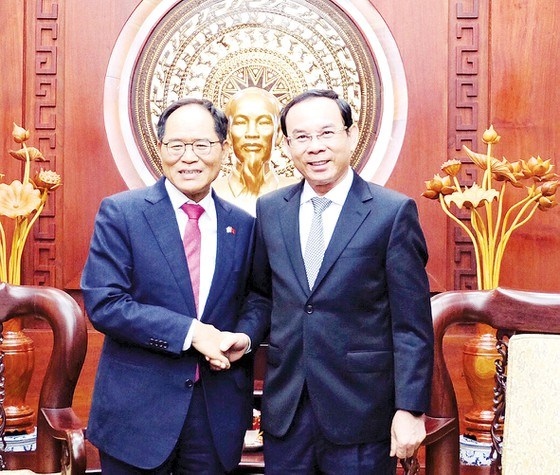hcm city leaders welcome new korean ambassador to vietnam picture 1