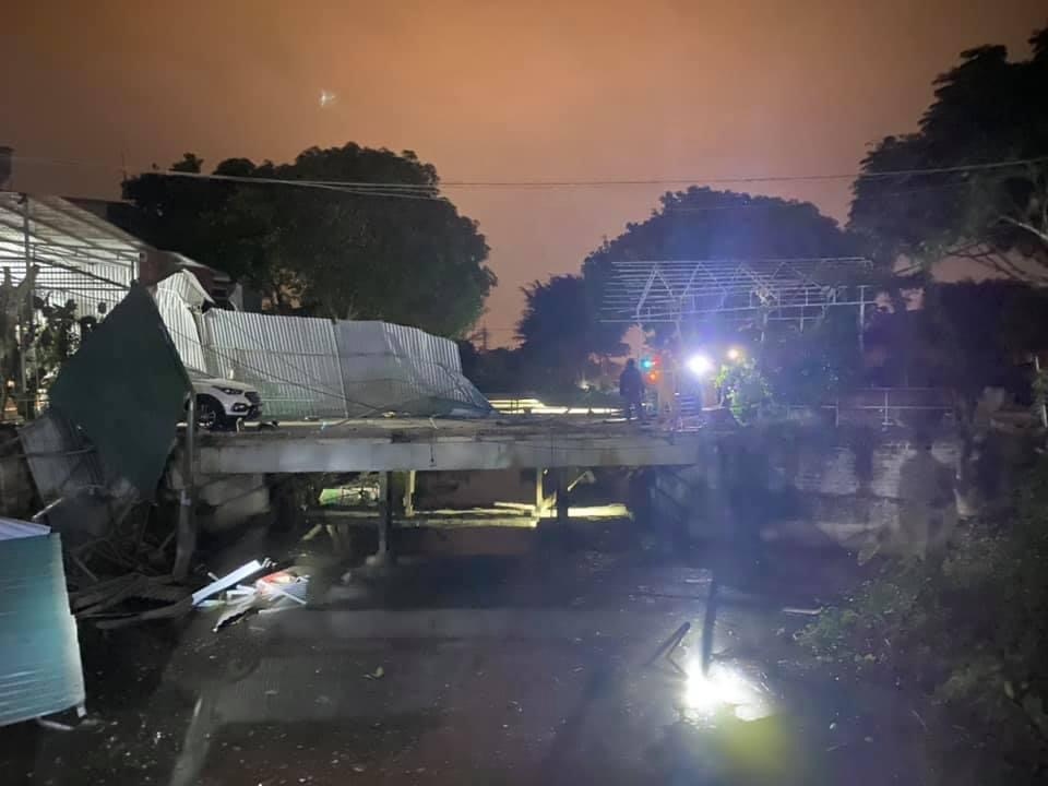 xe ô tô con đâm vào cầu bắc qua kênh, lái xe tử vong hình ảnh 3 xe o to con dam vao cau bac qua kenh, lai xe tu vong hinh anh 3