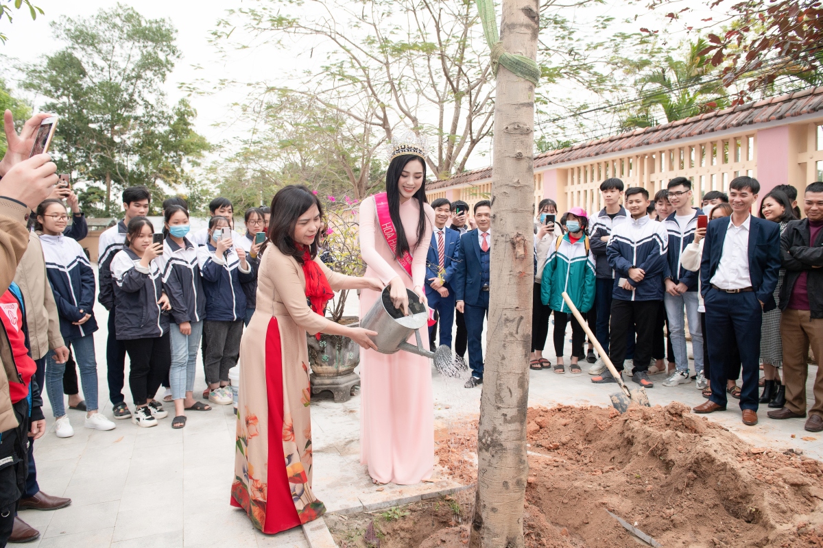 hoa hau Do thi ha ra mat quy hoc bong mang ten minh hinh anh 10