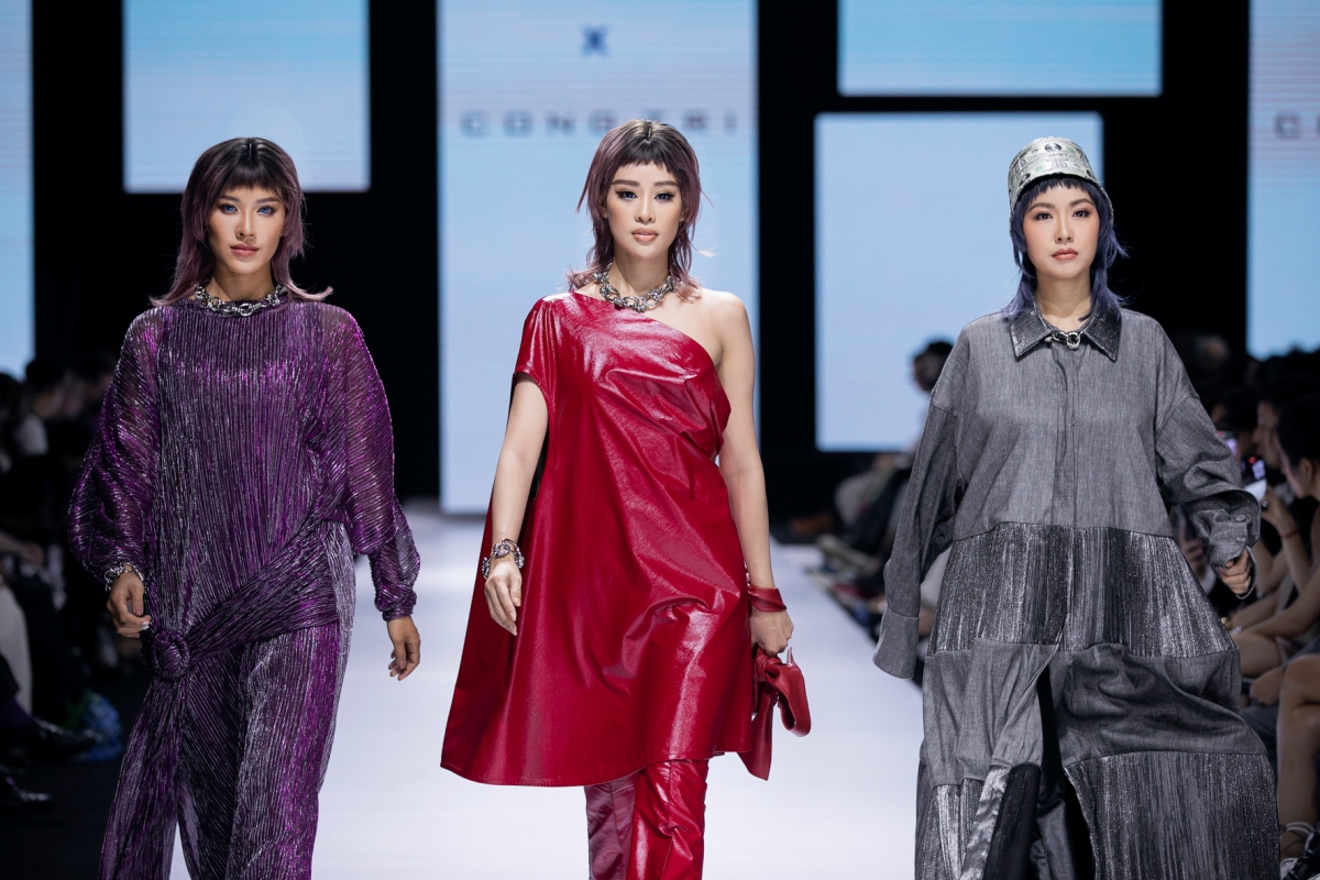 Hoa hậu Khánh Vân (giữa) “đốt cháy” sàn catwalk với thần thái sắc lạnh cùng những sải bước điêu luyện thu hút mọi ánh nhìn.