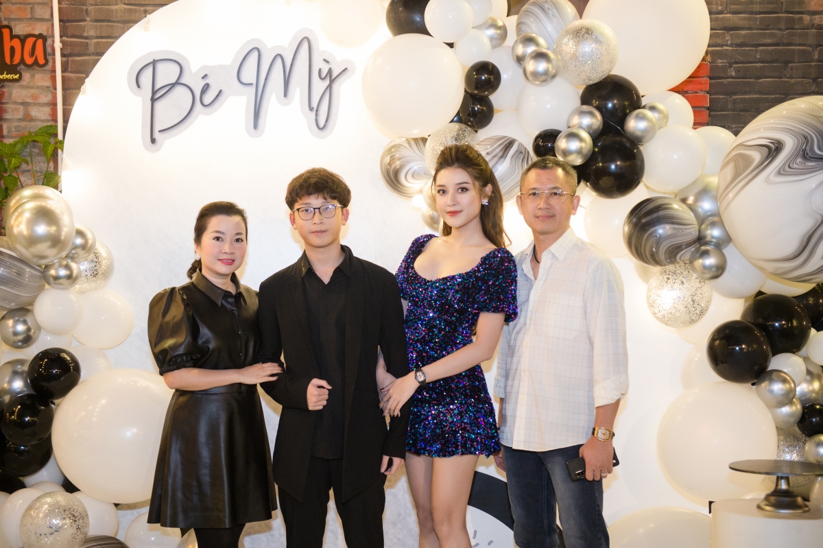 Á hậu huyền my tình tứ bên cầu thủ trọng Đại trong tiệc sinh nhật hình ảnh 1 A hau huyen my tinh tu ben cau thu trong Dai trong tiec sinh nhat hinh anh 1