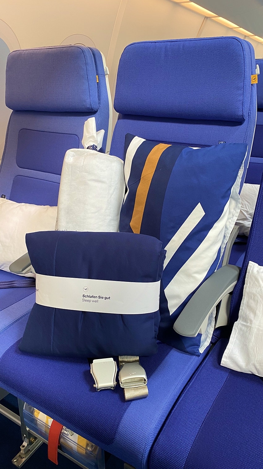 Hành khách được phát gối, chăn để có giấc ngủ thoải mái trên máy bay.