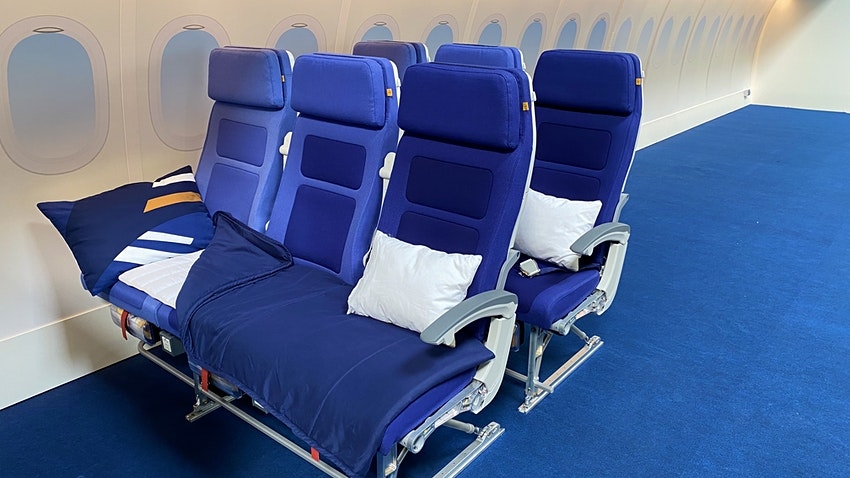 Hãng Lufthansa (Đức) cải biến 3 ghế liền kề thành giường nằm.