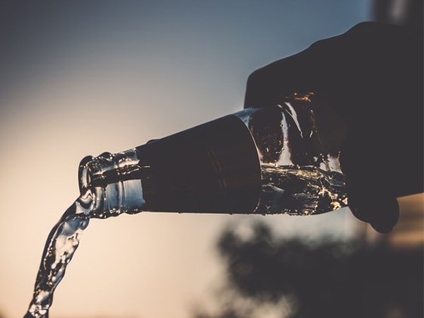 Không uống đủ nước: Không uống đủ nước là một thói quen vô cùng nguy hại. Nếu bạn không uống đủ nước, hệ miễn dịch của bạn sẽ phải chịu hậu quả khôn lường. Hãy uống đủ 8 - 10 cốc nước mỗi ngày để bảo vệ sức khỏe của chính bạn.