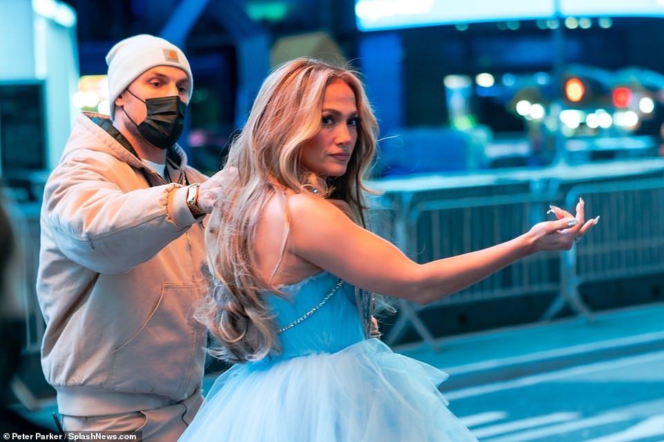 jennifer lopez diện đầm gợi cảm, xuất hiện nổi bật tại quảng trường thời Đại hình ảnh 2 jennifer lopez dien dam goi cam, xuat hien noi bat tai quang truong thoi Dai hinh anh 2