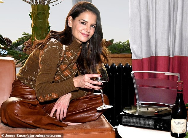 katie holmes xinh dep don mua le hoi tai nha hang cua ban trai hinh anh 1