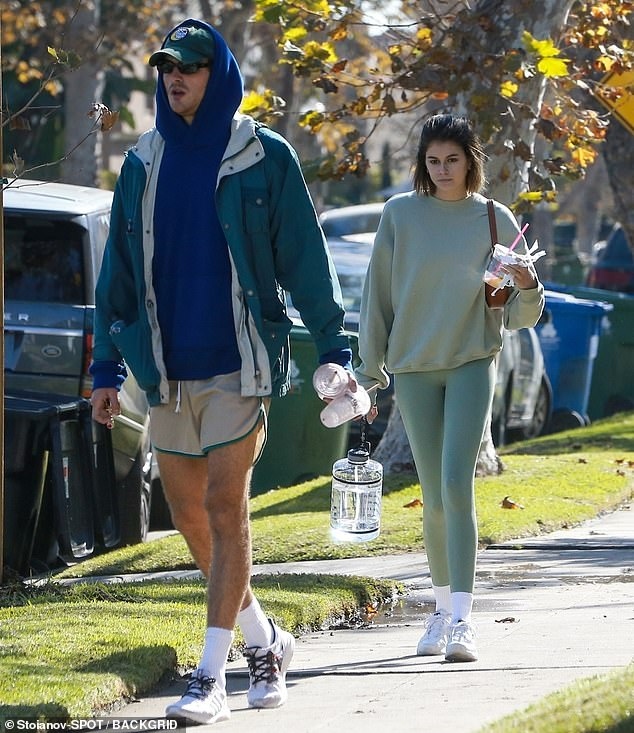 kaia gerber lo ve mat tam trang khi sai buoc tren pho cung ban trai hinh anh 1