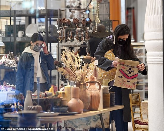 katie holmes va con gai cung vui ve di mua sam do giang sinh hinh anh 2