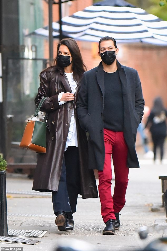 katie holmes xinh dep don mua le hoi tai nha hang cua ban trai hinh anh 7