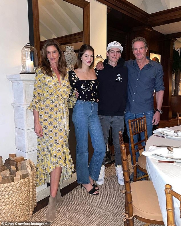 kaia gerber lo ve mat tam trang khi sai buoc tren pho cung ban trai hinh anh 7