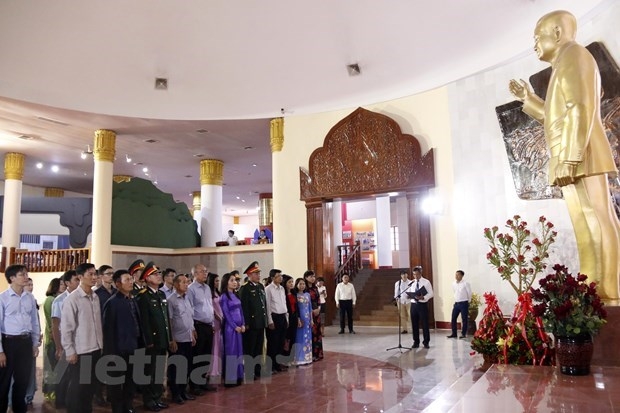 vietnamese diplomats pay floral tribute to late lao president kaysone phomvihane picture 1 vietnamese diplomats pay floral tribute to late lao president kaysone phomvihane picture 1