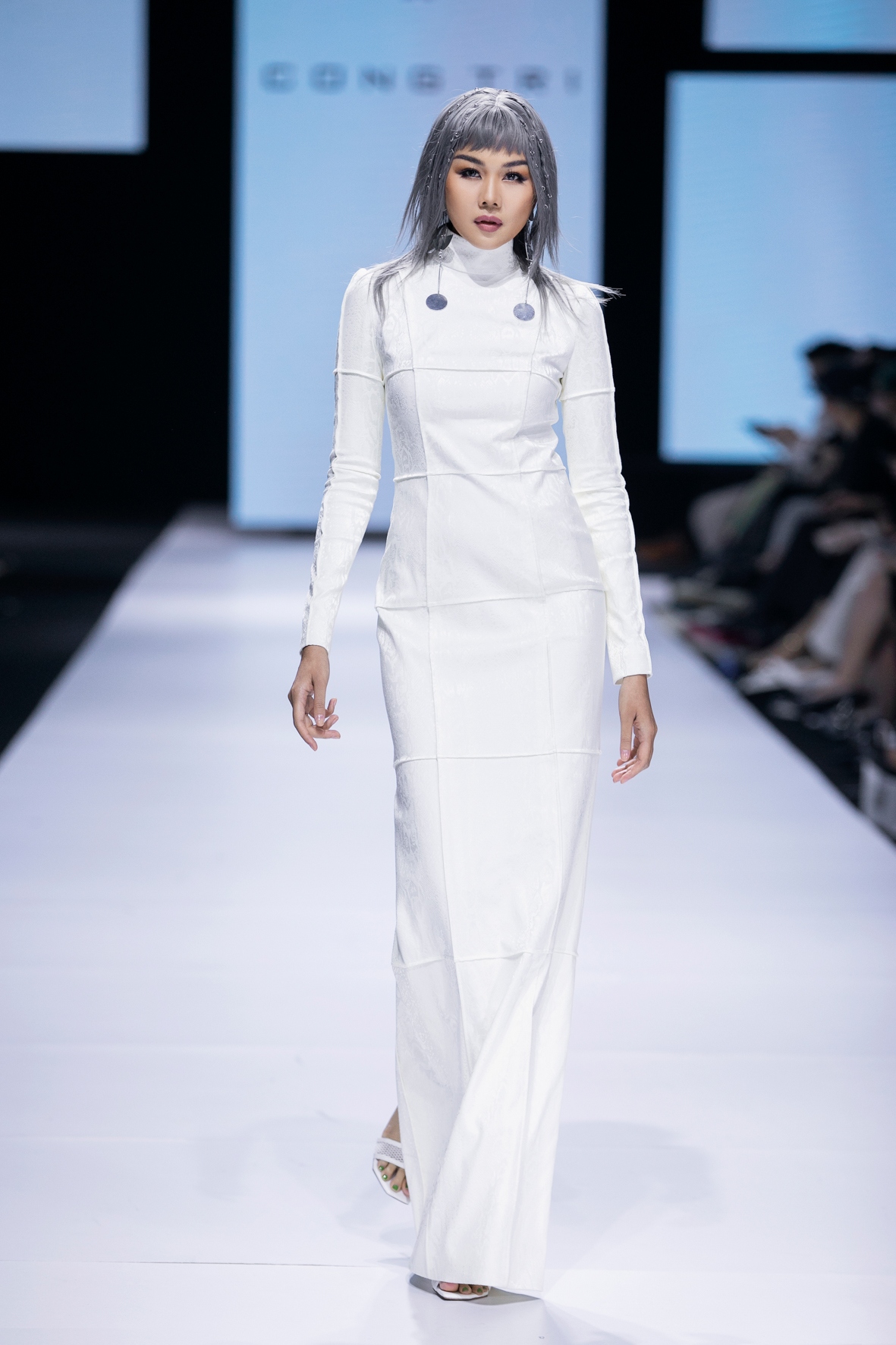 tân hoa hậu Đỗ thị hà lần đầu catwalk trong show của công trí tại tuần lễ thời trang hình ảnh 12 tan hoa hau Do thi ha lan dau catwalk trong show cua cong tri tai tuan le thoi trang hinh anh 12