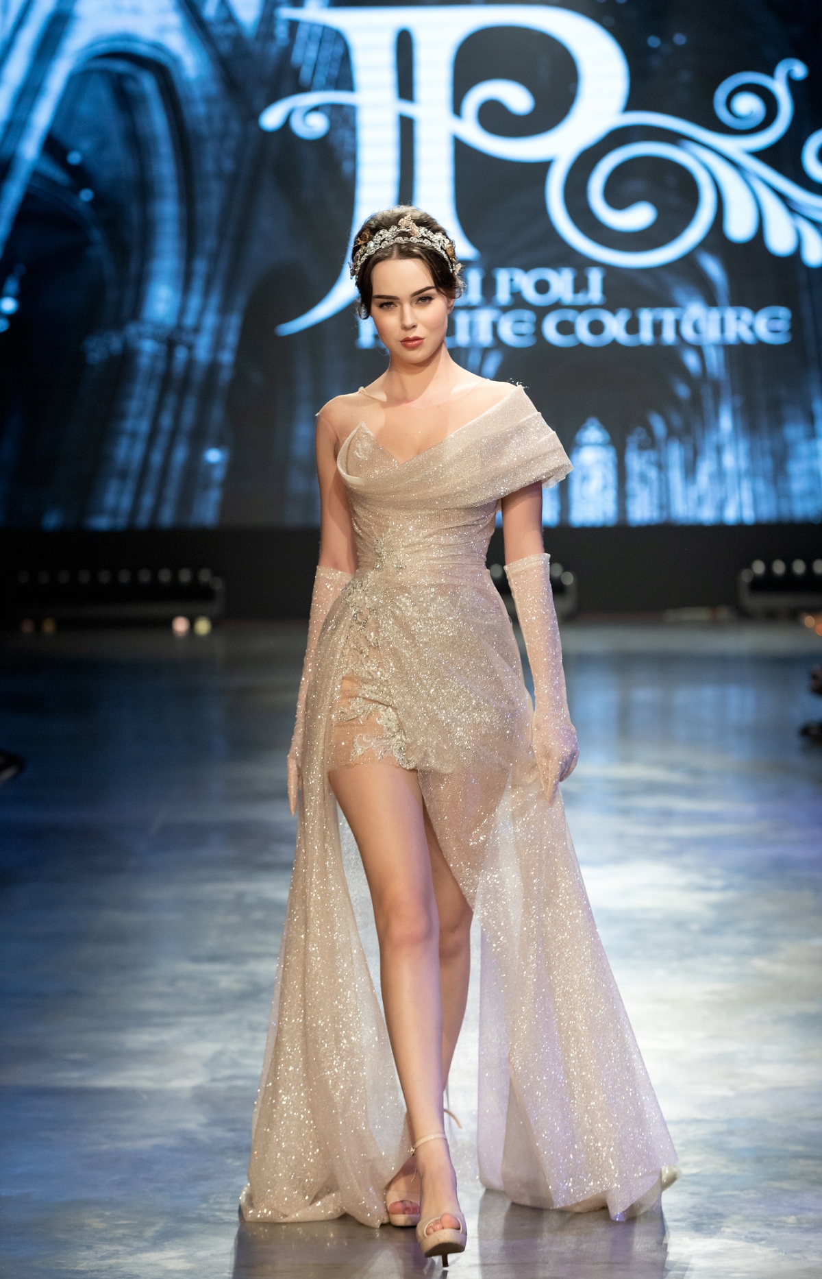 tieu vy dien vay cuoi dep tua nu than tai vietnam international fashion festival hinh anh 7