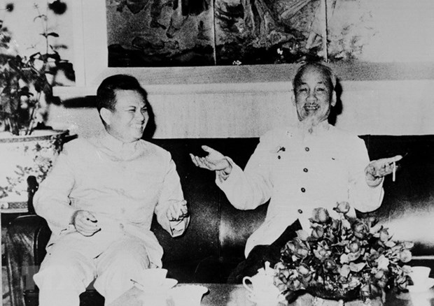 Chủ tịch Kaysone Phomvihan và Chủ tịch Hồ Chí Minh trong chuyến thăm Việt Nam năm 1966 (Ảnh tư liệu).