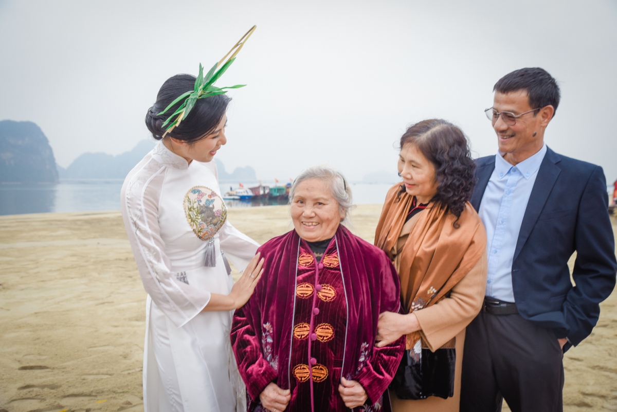 hoa hau ngoc han hanh phuc khi ba ngoai den ung ho bst ao dai moi hinh anh 7