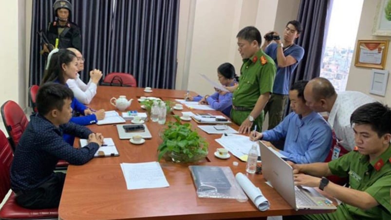 Cơ quan điều tra thực hiện lệnh bắt Nguyễn Thái Luyện