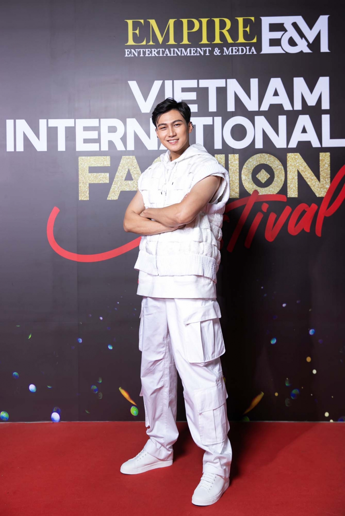 truong thi may tet toc dai cham dat, doi man xuat hien tren tham do thoi trang hinh anh 10