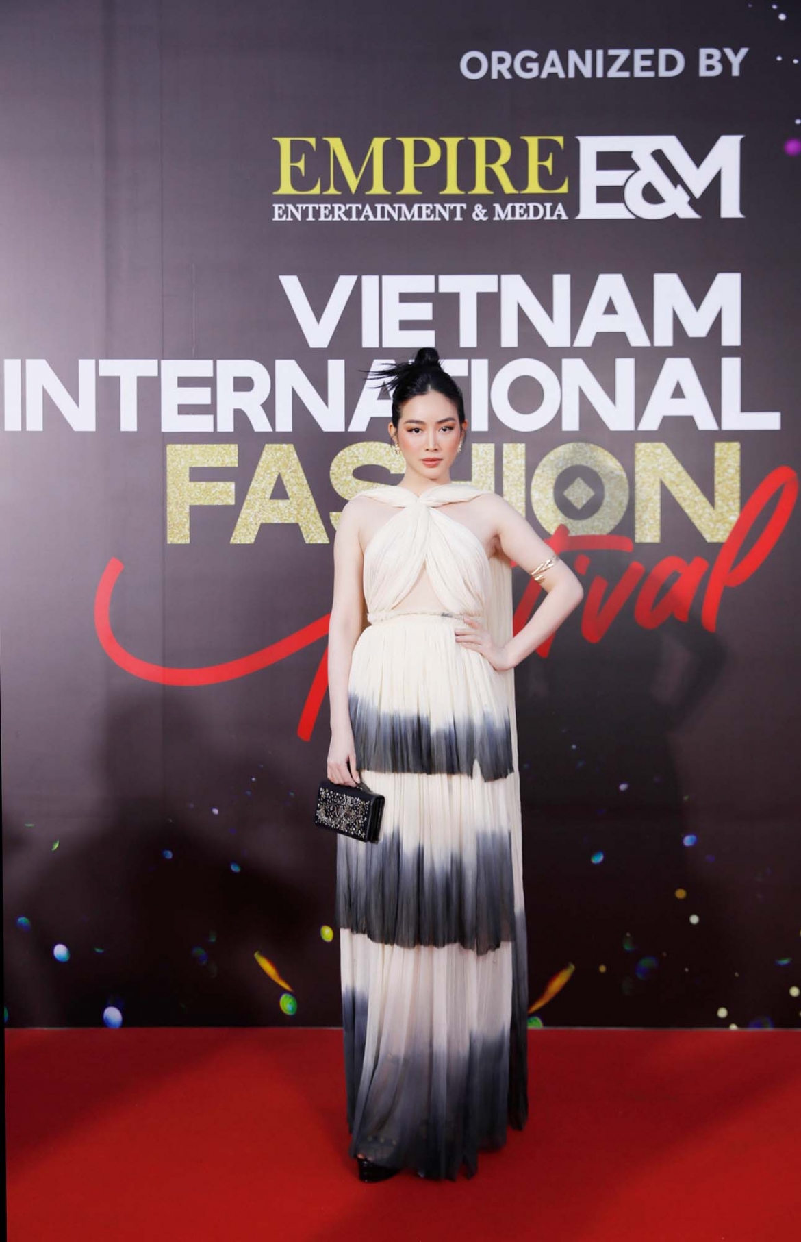 truong thi may tet toc dai cham dat, doi man xuat hien tren tham do thoi trang hinh anh 11