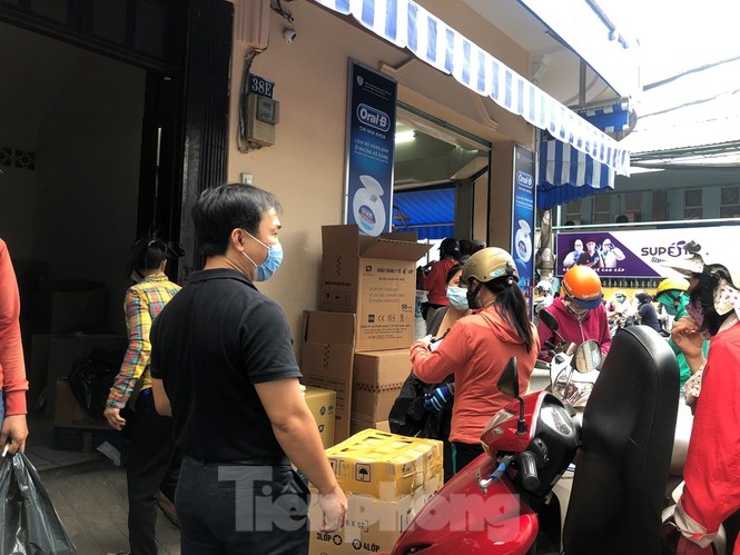 residents of hcm city rush to buy face masks amid covid-19 fears picture 1