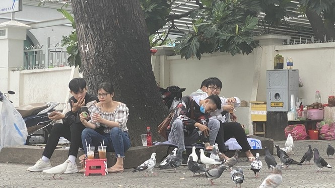 residents of hcm city rush to buy face masks amid covid-19 fears picture 10 residents of hcm city rush to buy face masks amid covid-19 fears picture 10