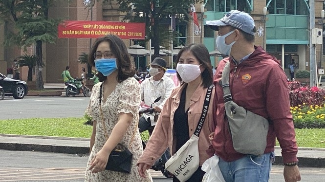 residents of hcm city rush to buy face masks amid covid-19 fears picture 7