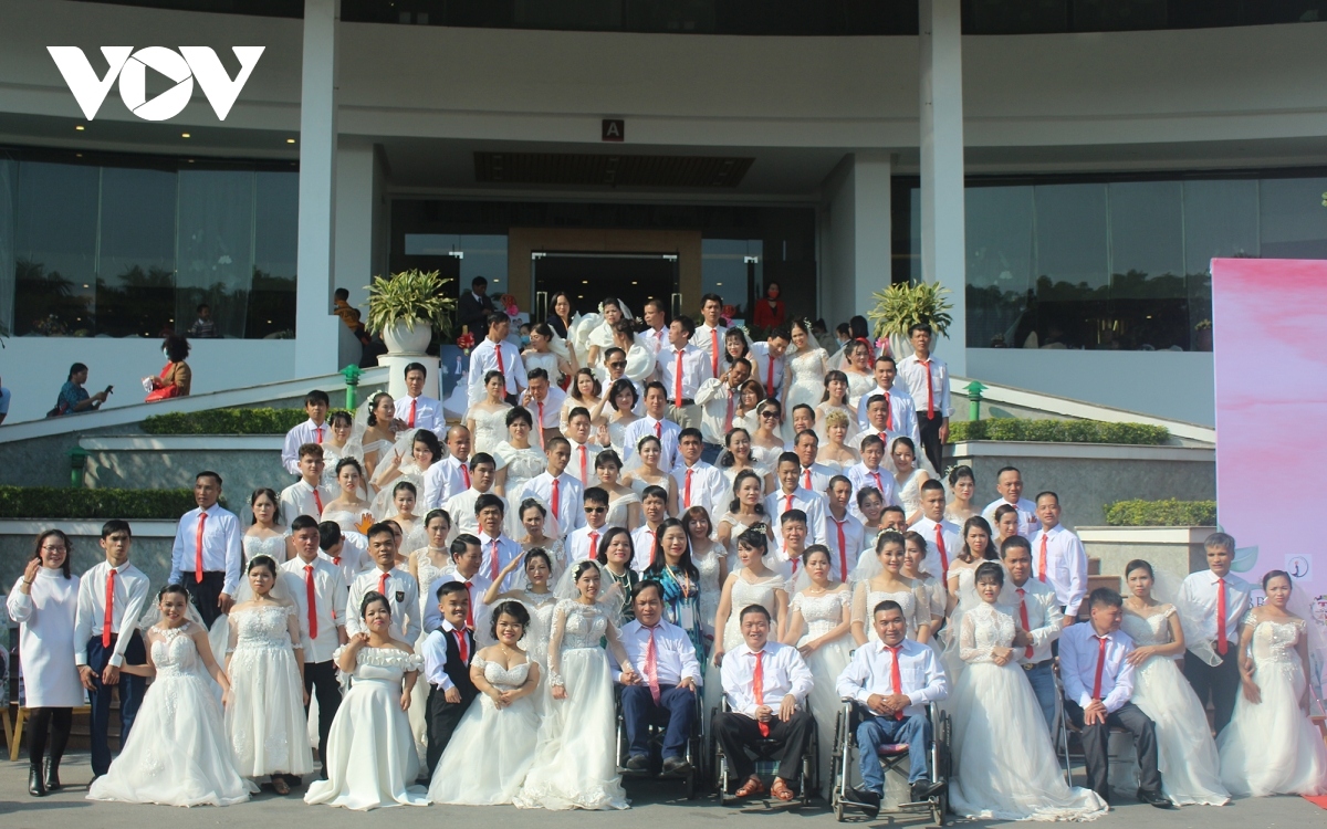 46 needy couples hold special mass wedding in hanoi picture 1