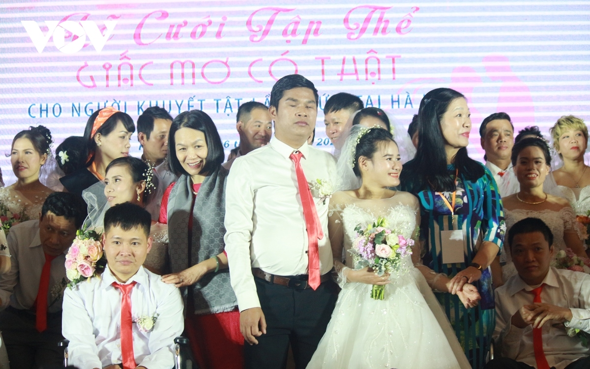 46 needy couples hold special mass wedding in hanoi picture 11