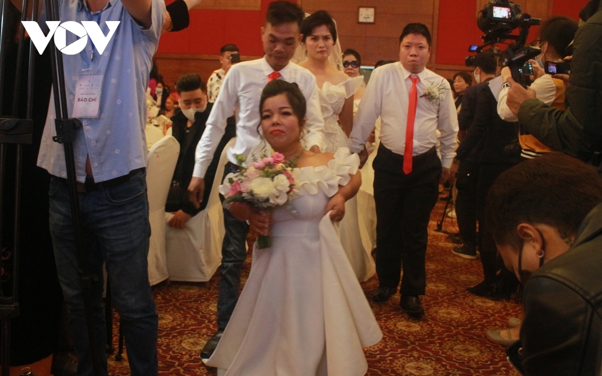46 needy couples hold special mass wedding in hanoi picture 3