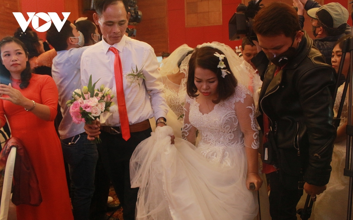 46 needy couples hold special mass wedding in hanoi picture 4