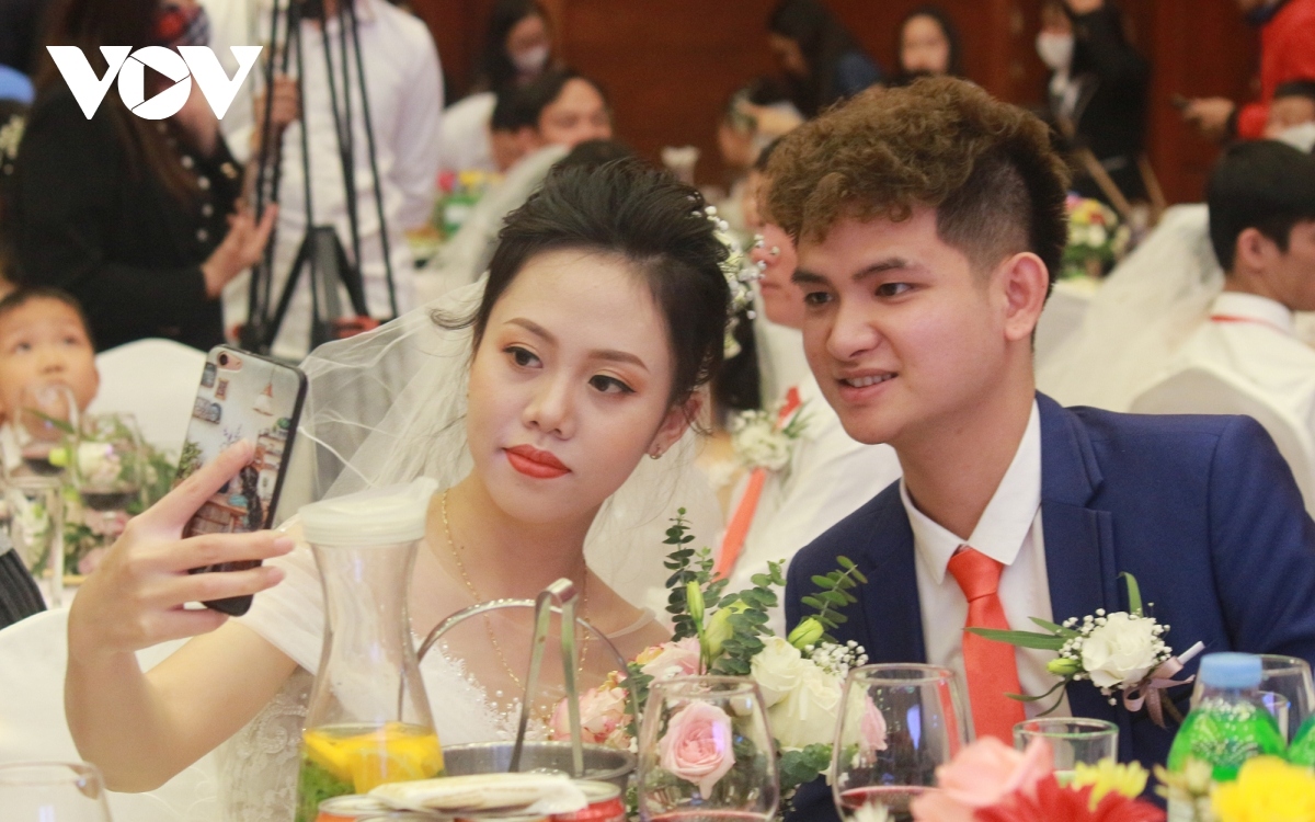 46 needy couples hold special mass wedding in hanoi picture 5