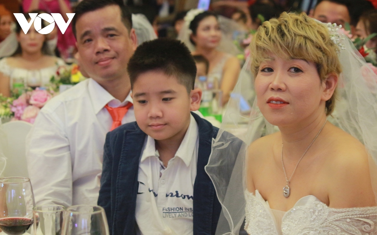46 needy couples hold special mass wedding in hanoi picture 6