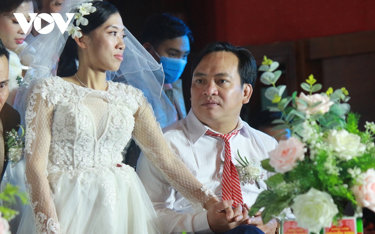 46 needy couples hold special mass wedding in hanoi picture 7