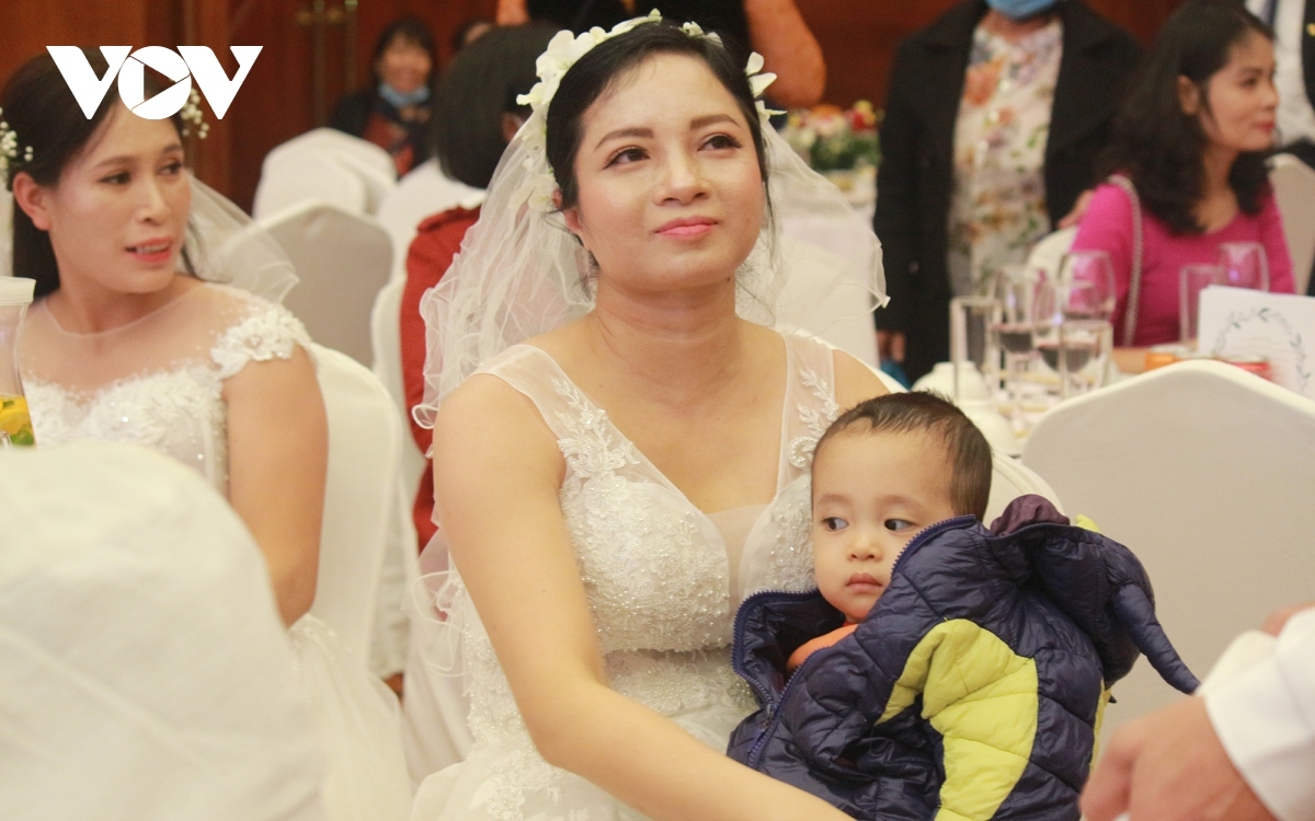 46 needy couples hold special mass wedding in hanoi picture 9