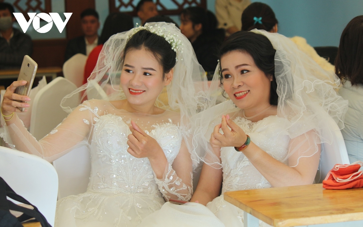 46 needy couples hold special mass wedding in hanoi picture 10