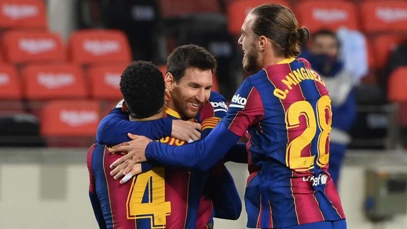 Messi ăn mừng bàn thắng cùng đồng đội (Ảnh: Getty).