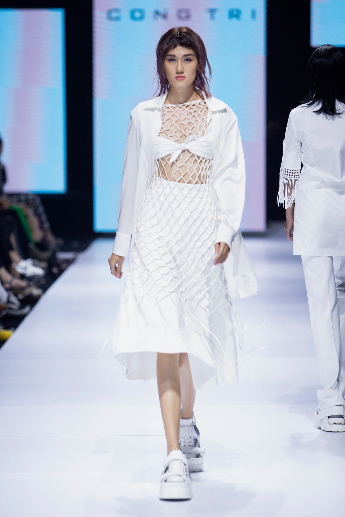 tân hoa hậu Đỗ thị hà lần đầu catwalk trong show của công trí tại tuần lễ thời trang hình ảnh 4 tan hoa hau Do thi ha lan dau catwalk trong show cua cong tri tai tuan le thoi trang hinh anh 4