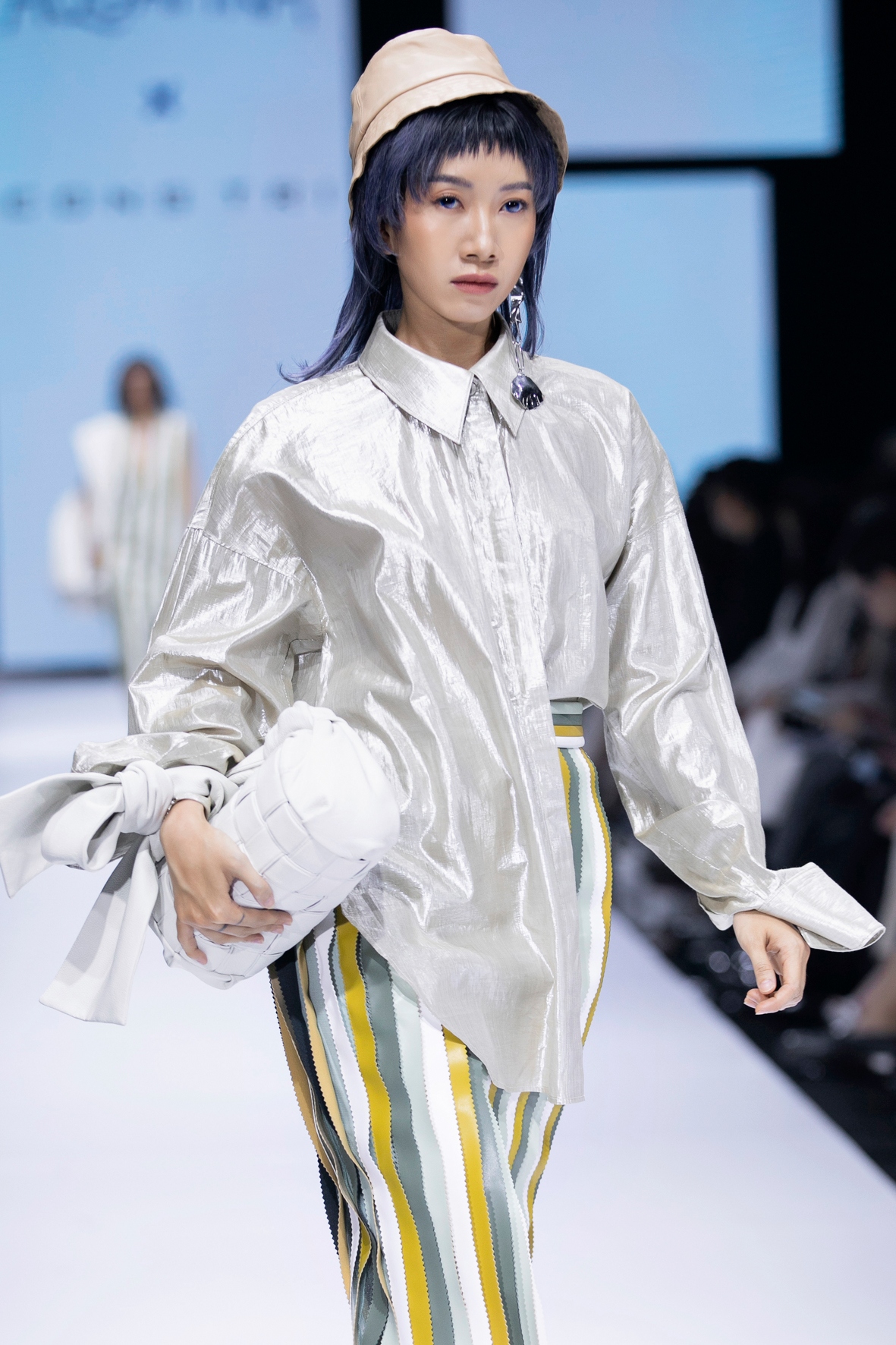tân hoa hậu Đỗ thị hà lần đầu catwalk trong show của công trí tại tuần lễ thời trang hình ảnh 5 tan hoa hau Do thi ha lan dau catwalk trong show cua cong tri tai tuan le thoi trang hinh anh 5