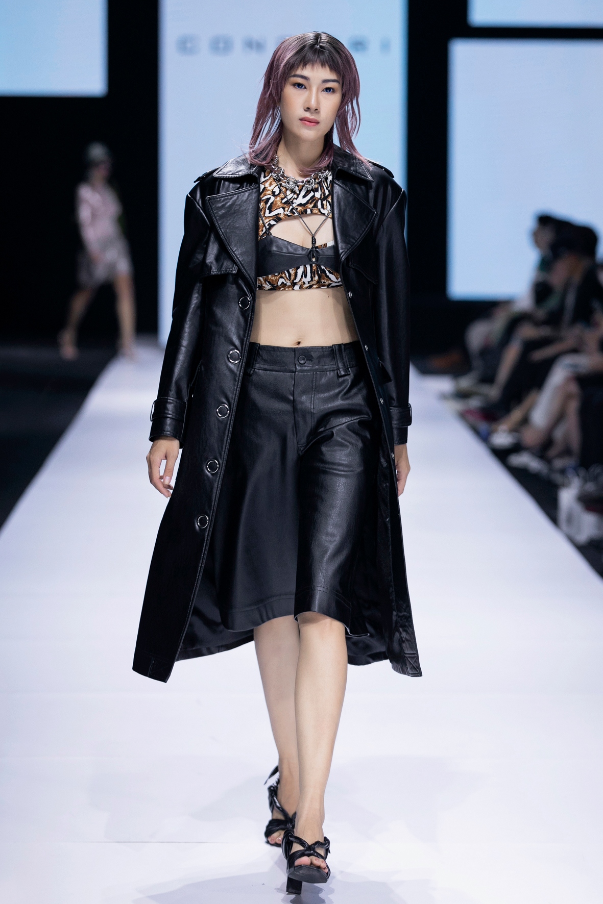 tân hoa hậu Đỗ thị hà lần đầu catwalk trong show của công trí tại tuần lễ thời trang hình ảnh 3 tan hoa hau Do thi ha lan dau catwalk trong show cua cong tri tai tuan le thoi trang hinh anh 3
