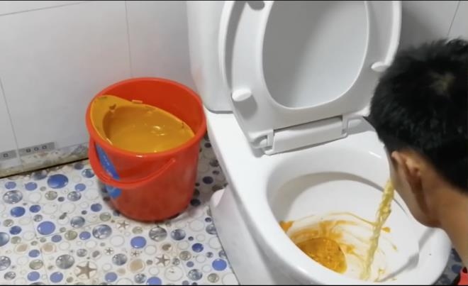 Cách câu view kinh tởm bất chấp giá trị văn hoá, đạo đức của không ít YouTuber.