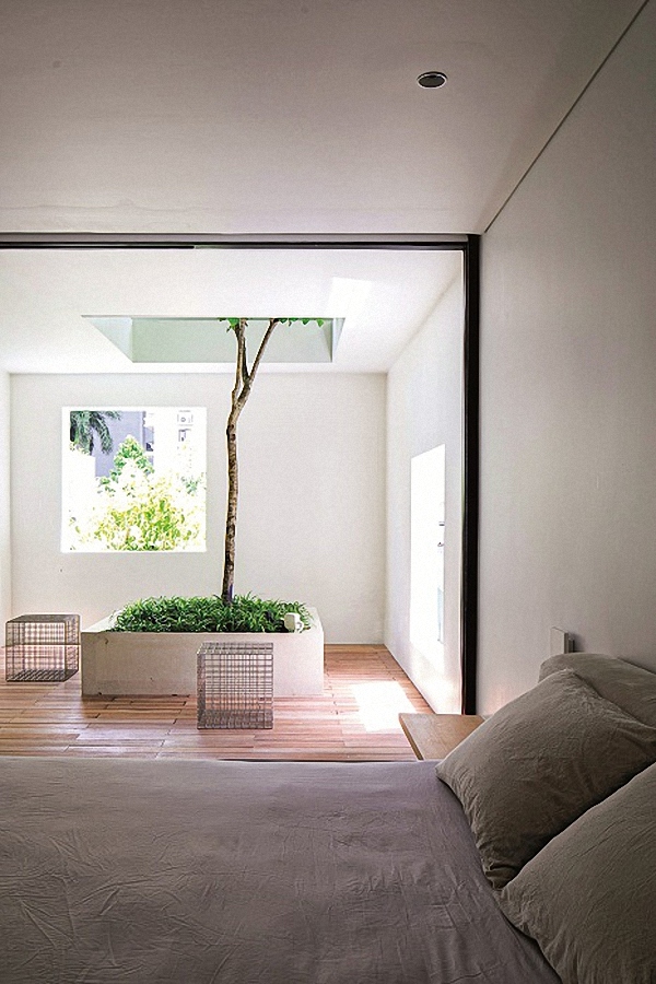 Không gian phòng ngủ cũng được trồng cây, nội thất tối giản.