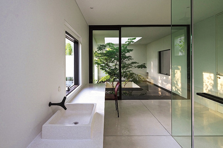 Phòng vệ sinh rộng rãi. Nhờ những khoảng mở lớn, đón được nhiều ánh nắng, thông thoáng nên cây xanh trong nhà luôn tươi tốt./. ​​​​​