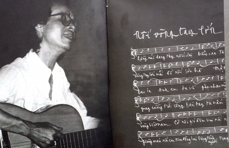 Ca khúc "Nối vòng tay lớn" của nhạc sĩ Trịnh Công Sơn cũng gây xôn xao dư luận vì chưa được cấp phép.