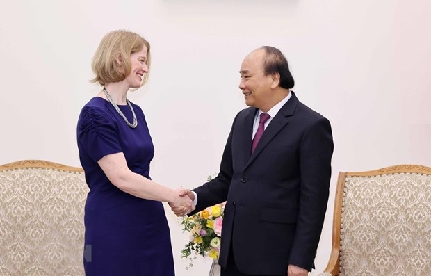 Prime Minister Nguyen Xuan Phuc (R) and New Zealand Ambassador to Vietnam Wendy Matthews (Photo: VNA)