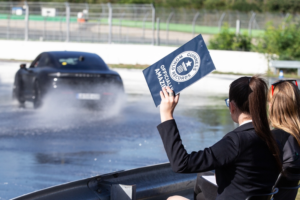 siêu xe điện porsche taycan lập kỷ lục guinness với quãng đường drift dài nhất hình ảnh 4 sieu xe dien porsche taycan lap ky luc guinness voi quang duong drift dai nhat hinh anh 4