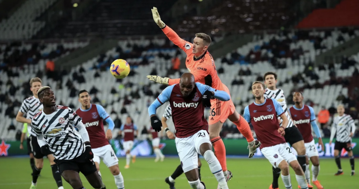 Pogba lập siêu phẩm sau khi được Bruno kiến tạo. (Ảnh: Premier League).