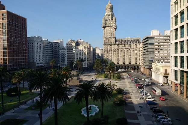 Tại Uruguay, những xô nước sẽ được dội lên đường với ý nghĩa loại bỏ những trở ngại khi bước sang năm mới.