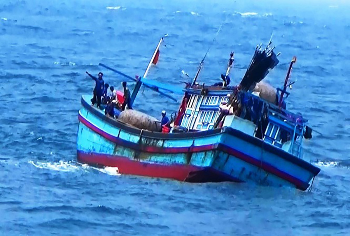 Tàu cá bị chìm ở Bình Định, 2 ngư dân mất tích trên biển | VOV.VN