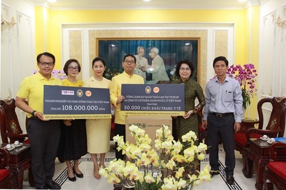 thailand presents aid to flood victims in central region picture 1