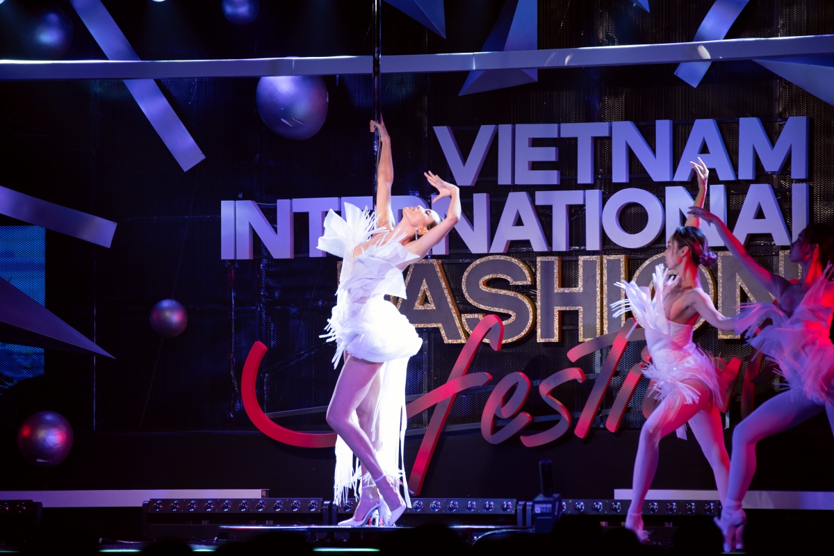 mc phuong mai khoe tai mua cot, mo man show dien cua ntk hoang minh ha hinh anh 1