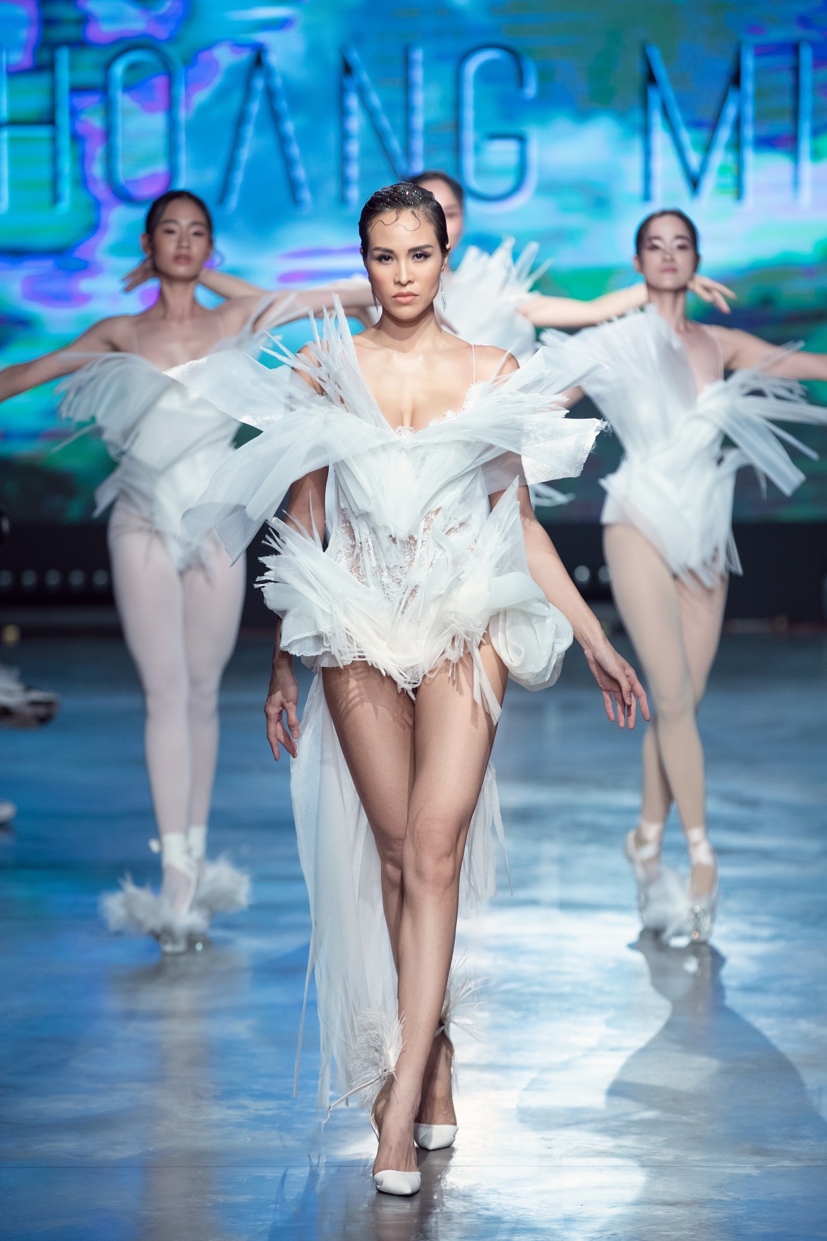 mc phuong mai khoe tai mua cot, mo man show dien cua ntk hoang minh ha hinh anh 7